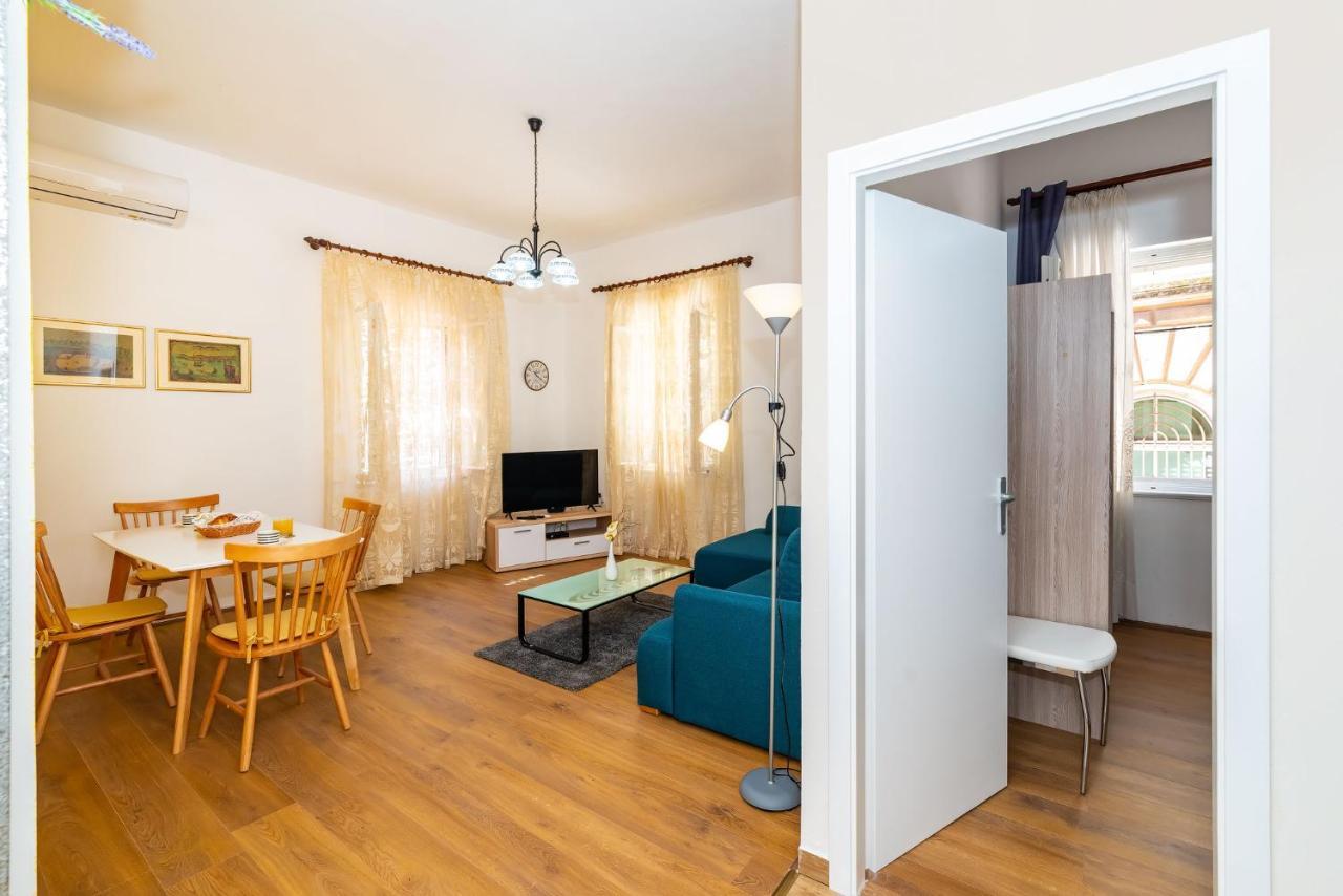 History Center Apartman *